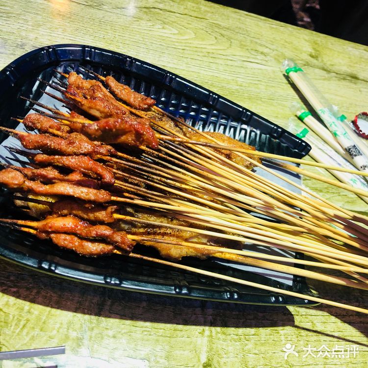 开在小区门口的小吃店，一排门面房也没成气候