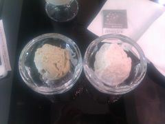 玫瑰口味冰淇淋和开心果口味冰淇淋-BLACKSWAN黑天鹅(环球店)