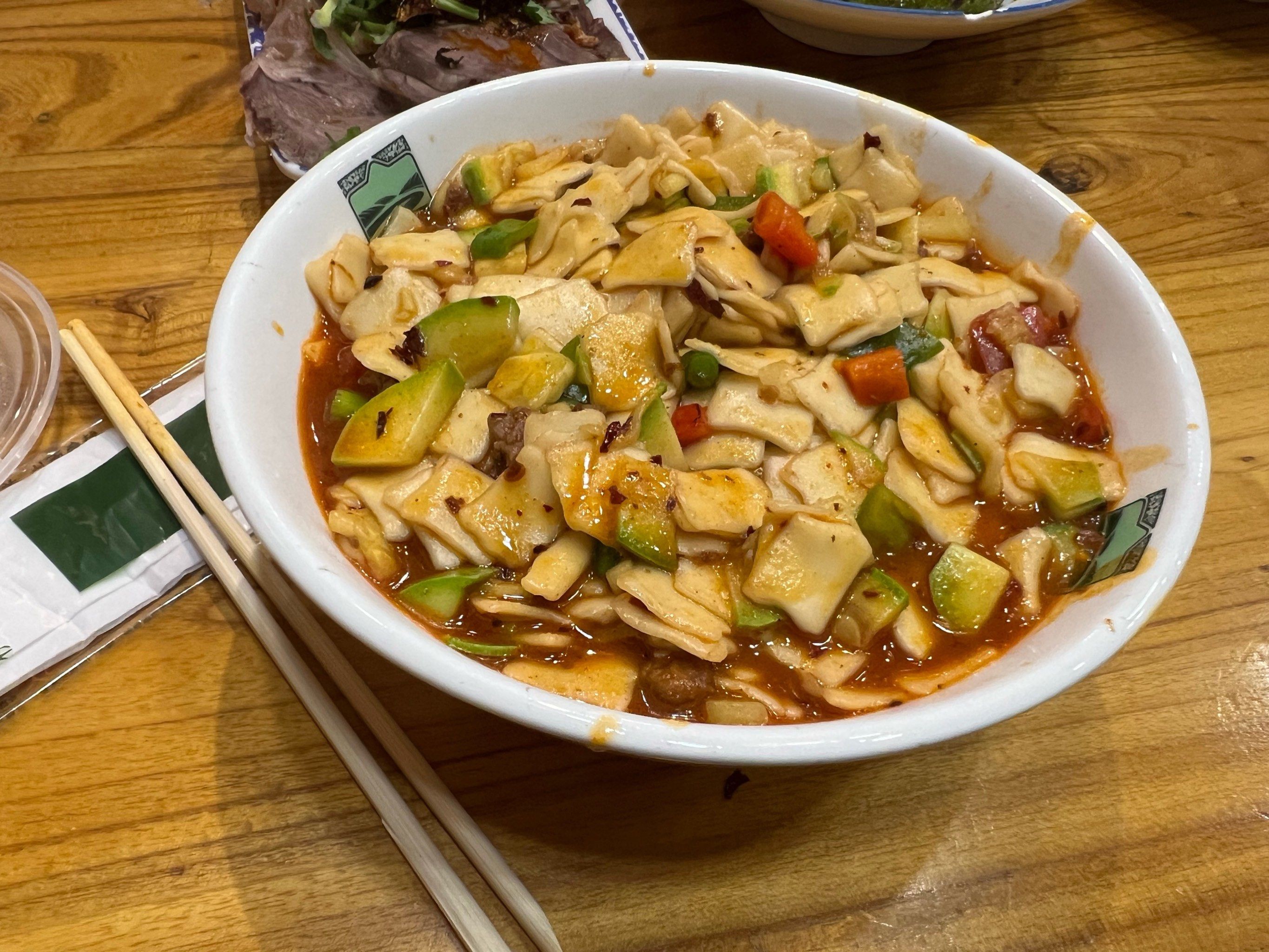 简简单单吃个面片,地道兰州味儿,入口滑溜,辣度刚好,很有饱腹感,再