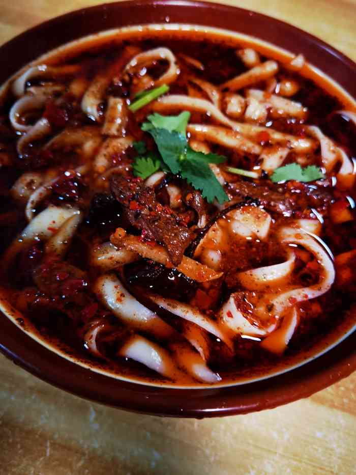 辣汤刀削过水后面更劲道,汤头味道类似板面汤头香而不辣,但却不及.