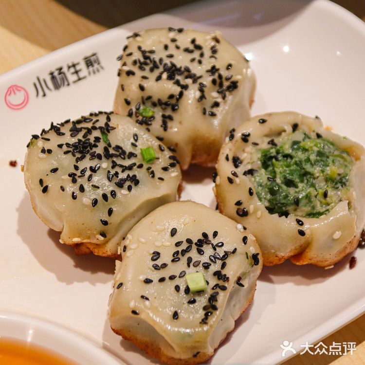春日限定美味怎么能少得了这口荠菜生煎呢🔥