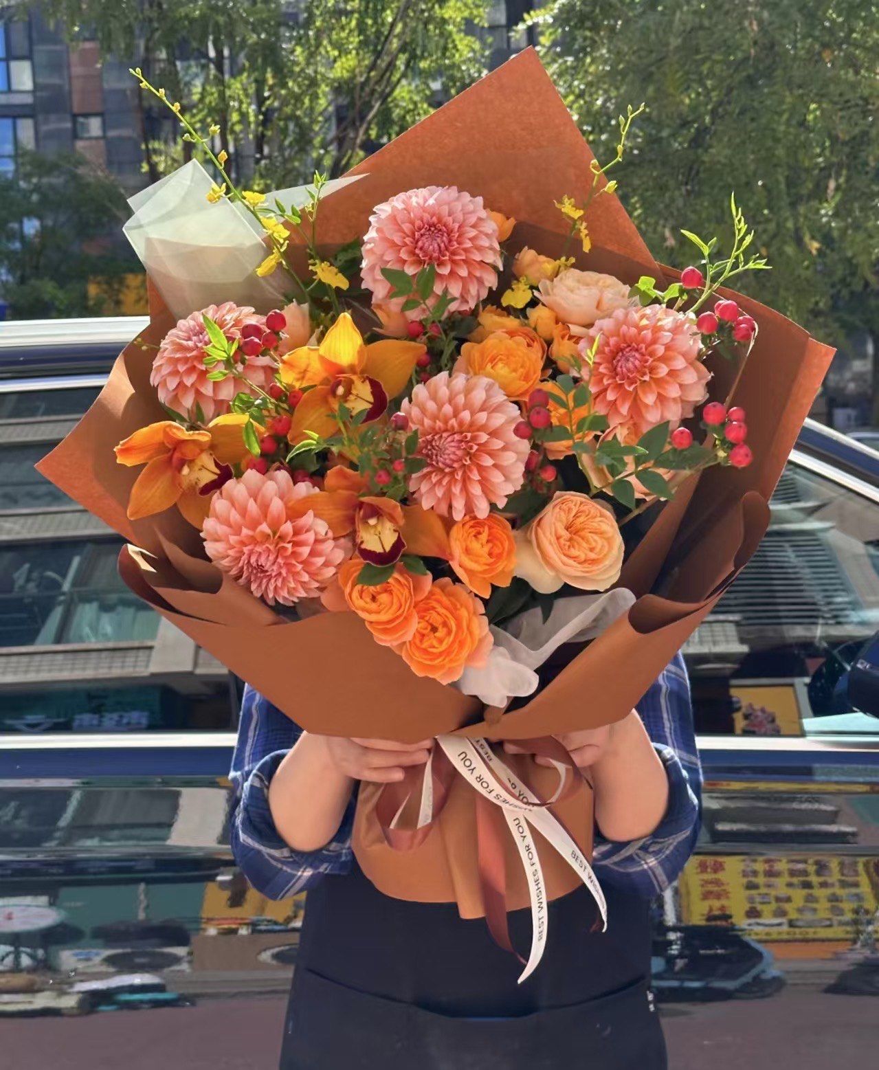 手捧鲜花,心托终身