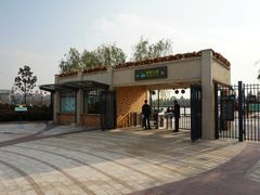 -奕欧来上海购物村停车场
