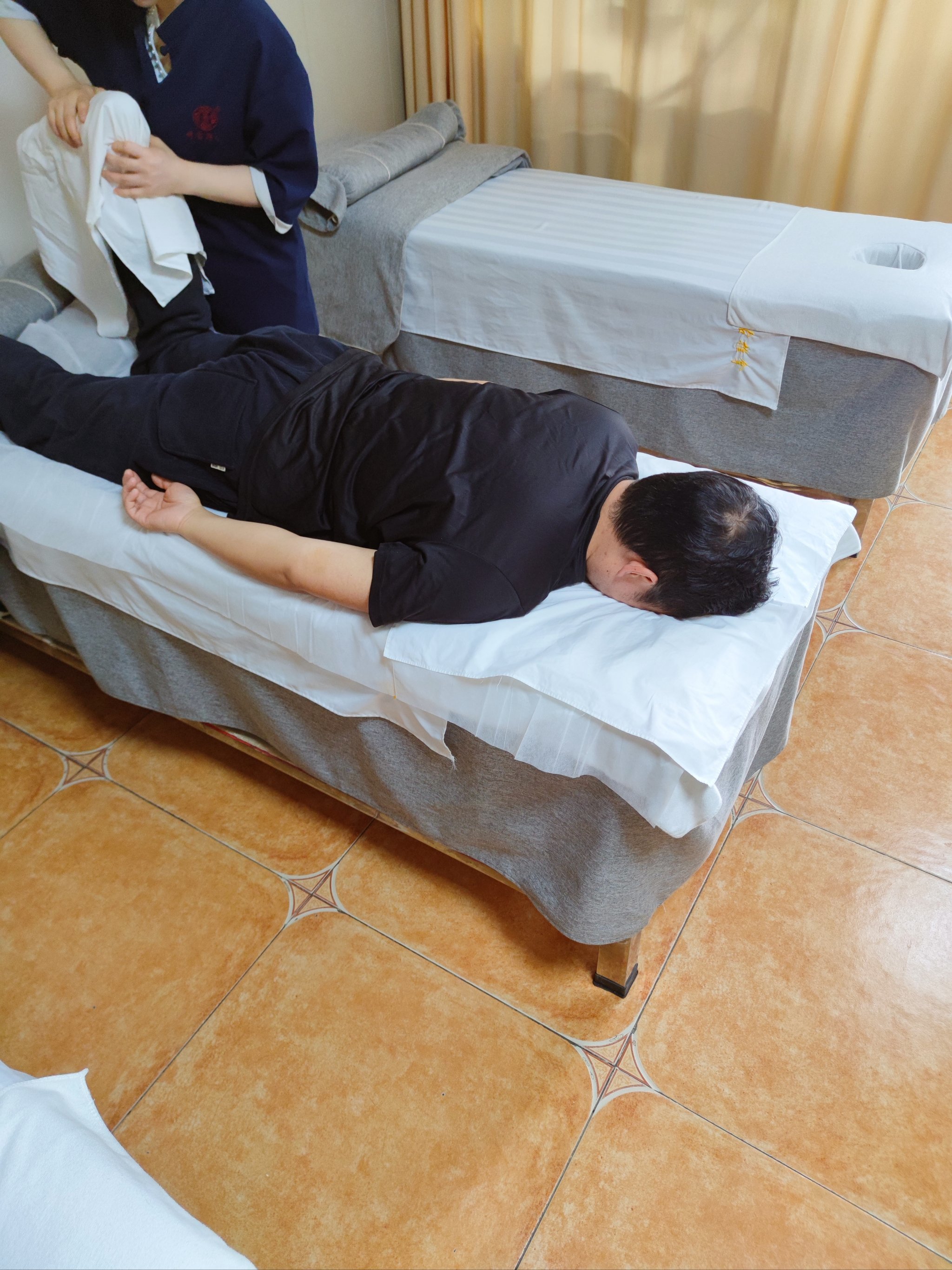 一家特别的推拿店,就在宁国路!