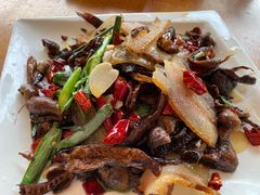 野生菌炒腊肉-石磨豆花家常菜·牦牛排土火锅
