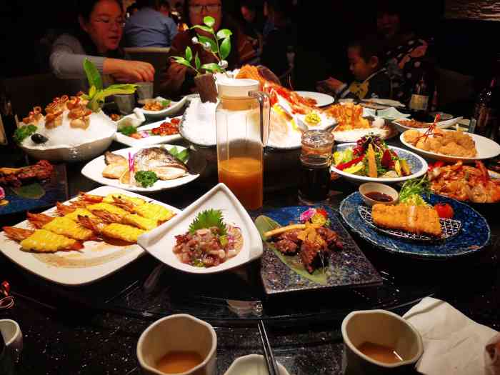 上井精致料理(华府天地店)-"三个人去吃自助餐,环境和服务态度没得说.