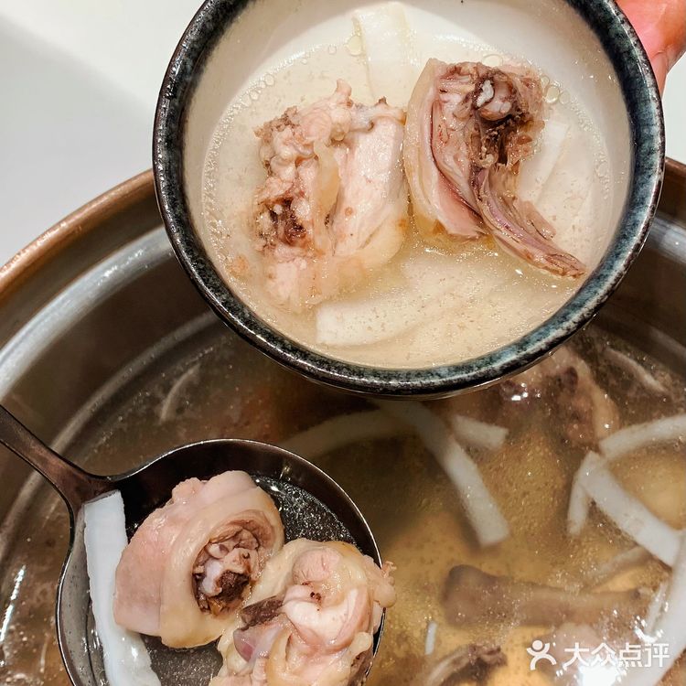 商场里的性价比椰子鸡✔️连喝了三大碗汤[偷笑]