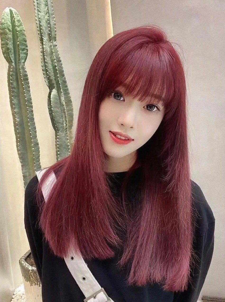 今日分享一款染完掉色也好看的发色
枣红色 喜欢的小仙女们可以冲了