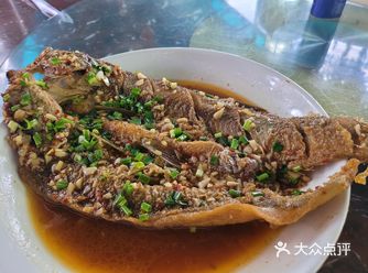带孩子来望城玩，找了家本地菜，路边可以停车