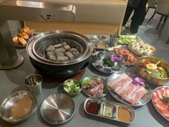 -围炉肉舍•炭烤活鳗•丹东海鲜烤肉(步行街店)