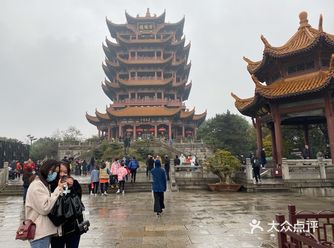 交通： 交通便利，坐地铁到复兴路，吃了个饭走两步就到