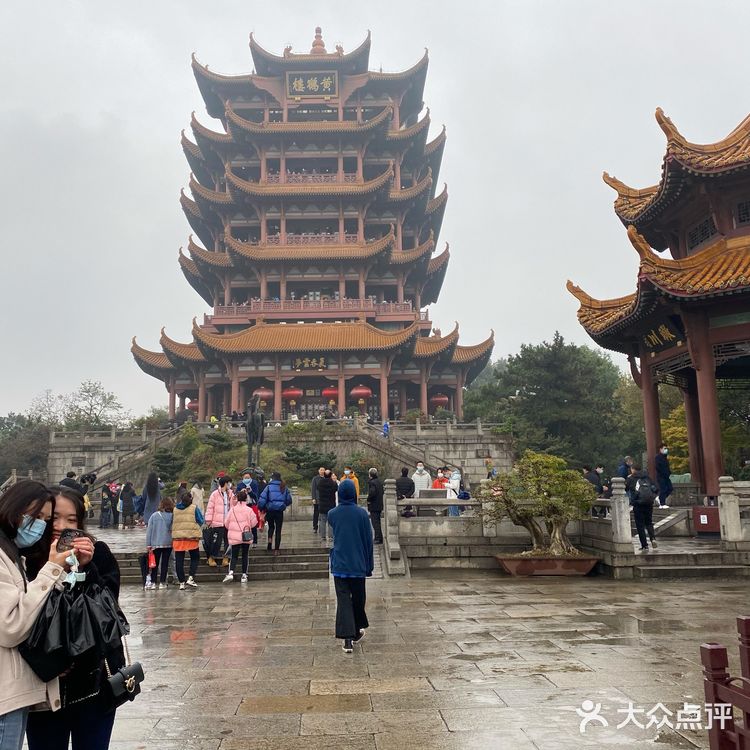 交通： 交通便利，坐地铁到复兴路，吃了个饭走两步就到