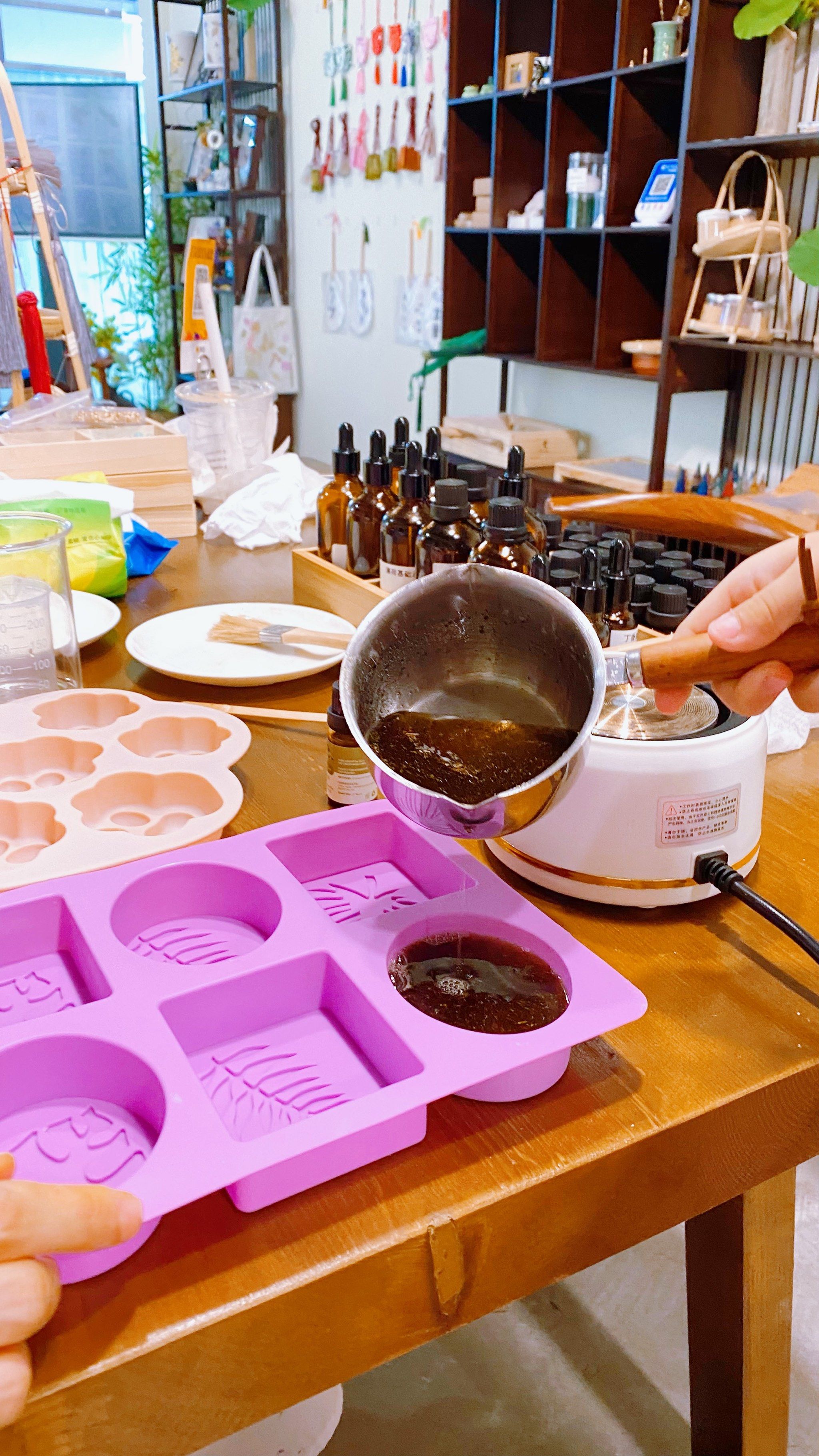 n可以自制手串,自制肥皂🧼!还可漆扇!👁️香囊!香