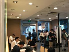大堂-麦当劳(轻轨曹杨路店)