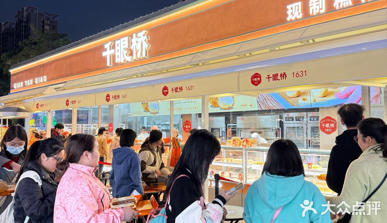 江南万达这么多人排队。。终于买到了！！