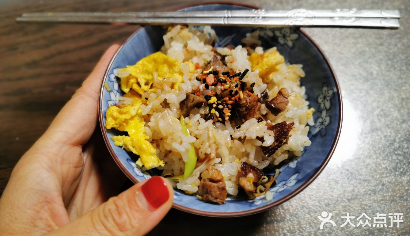 最后撒上日本炒饭调味粉，类似七味粉，完美！