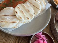 烟熏三文鱼配烤饺子皮和芥末籽酱-BOR Eatery(安福路店)