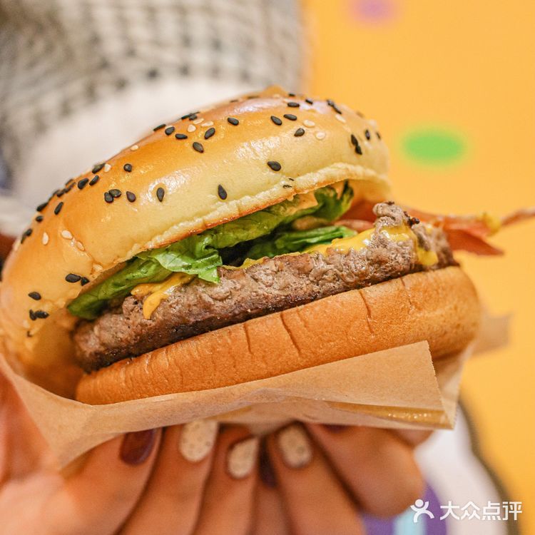 芝士控看过来‼️麦当劳安格斯厚牛培根堡真香