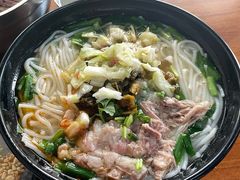 -鸿浩扒猪脚米线