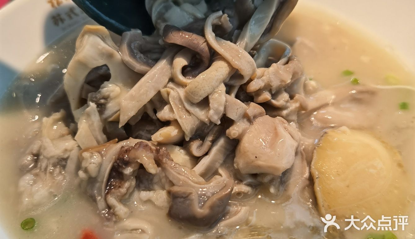 一碗松鹤楼的苏式面🍜，安抚受伤的胃，是舒服的味道。