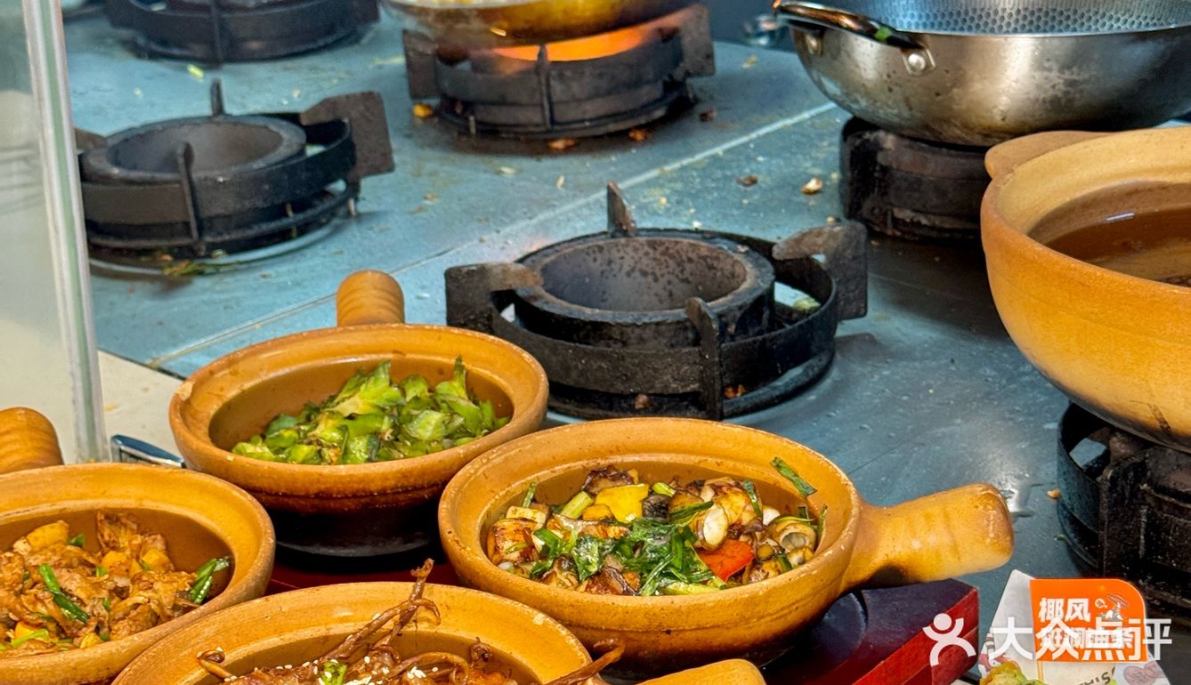 万宁这家……座无虚席！！还是这种烟火气小店🔥