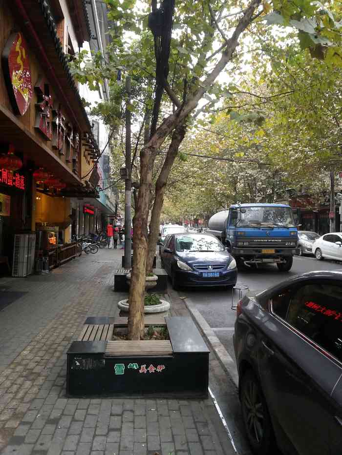 雪松路美食街-"雪松路是近几年新崛起的一条美食街,不是说.