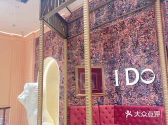 今天周末,去春熙路逛街看看婚戒,逛了几家品牌都觉得一