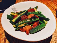 猪颈肉炒秋葵-喜越泰莱·泰越料理(海逸新天地店)
