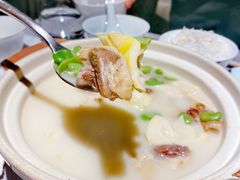 腊肉蚕豆春笋鸭煲-屋里厢上海菜馆