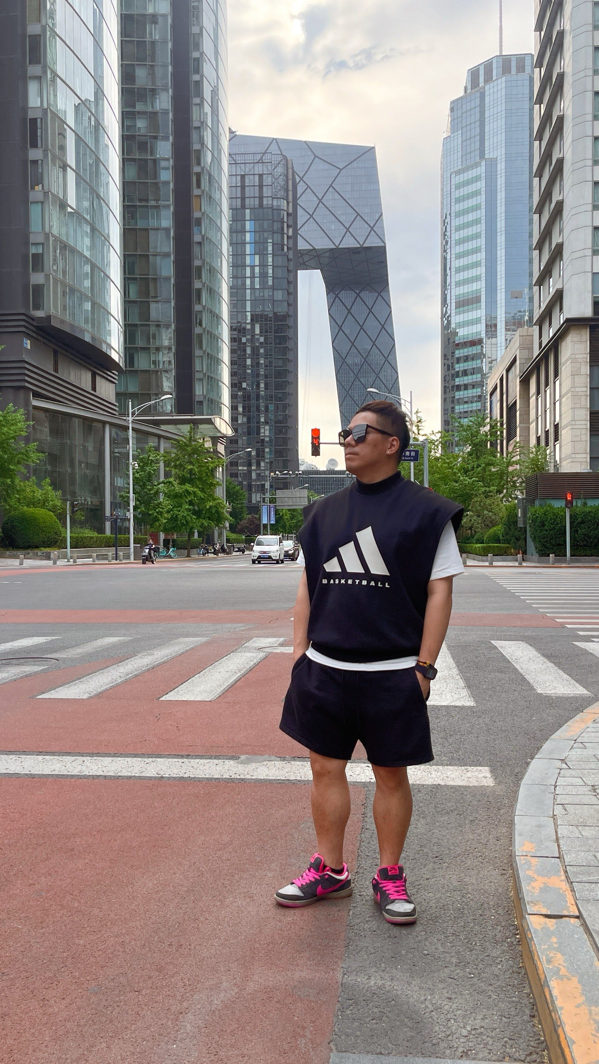 夏日街头的时尚潮男