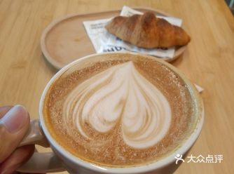 位于购书中心的少儿图书区对面，书香气息浓浓哦