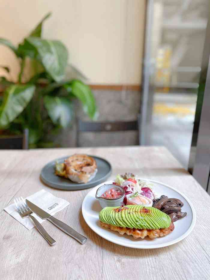 grotto-"从ig上看到鲗鱼涌这边新开的咖啡店,离地."-大众点评移动版