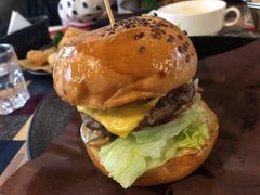 牛肉起司蘑菇汉堡套餐-遇见西木美式餐厅(体育路店)
