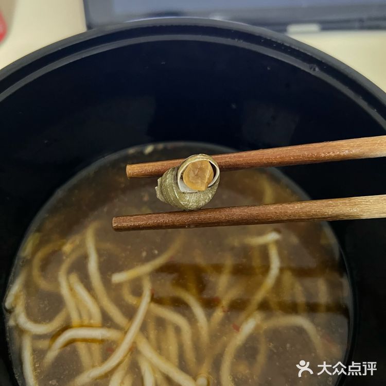 这家螺蛳粉里竟然有这么大的螺蛳！
