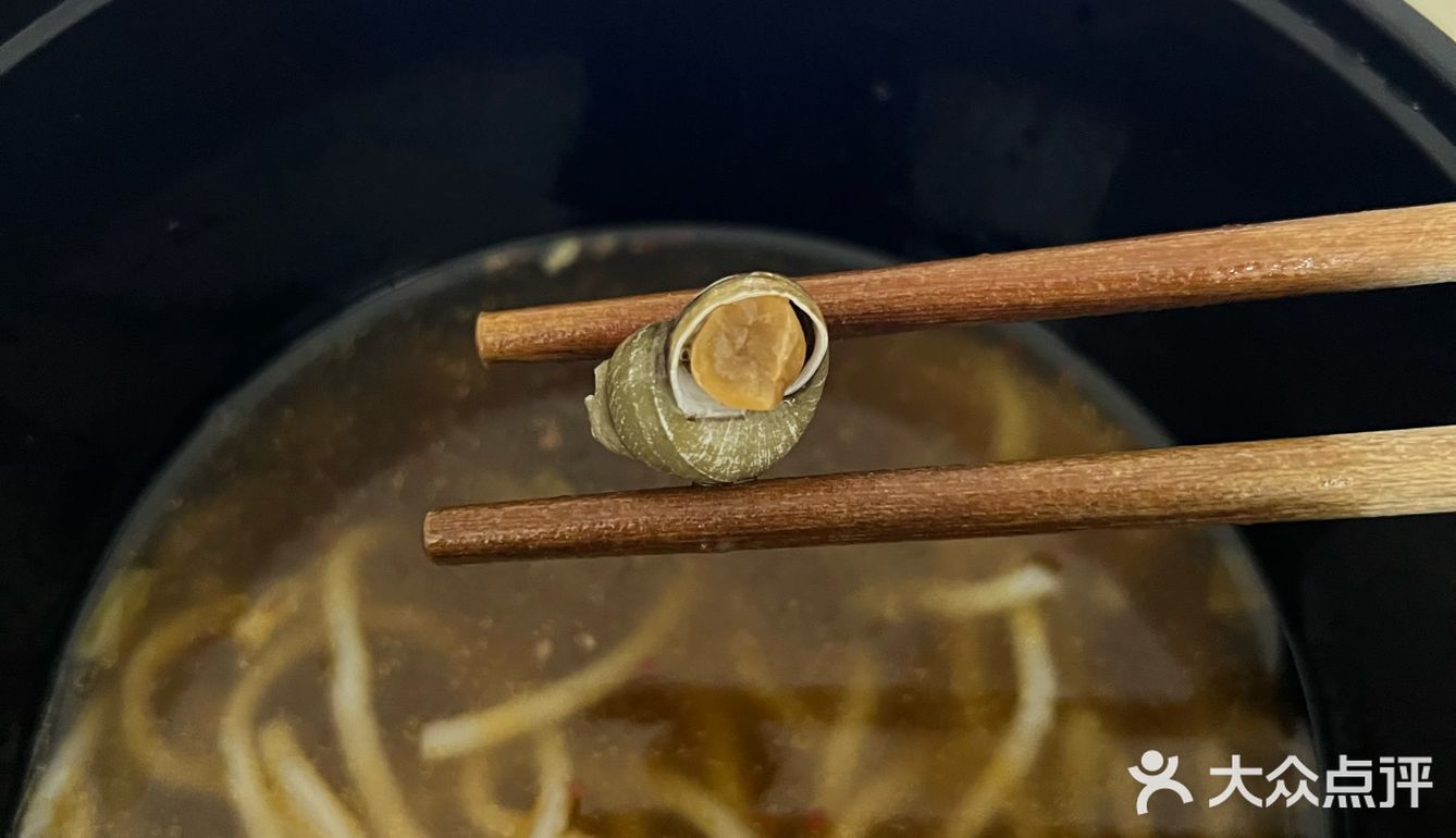 这家螺蛳粉里竟然有这么大的螺蛳！