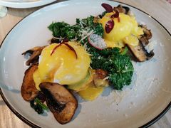 班尼迪克蛋羽衣甘蓝蘑菇吐司-Maxpoint Kitchen 西餐咖啡(乐峰广场店)