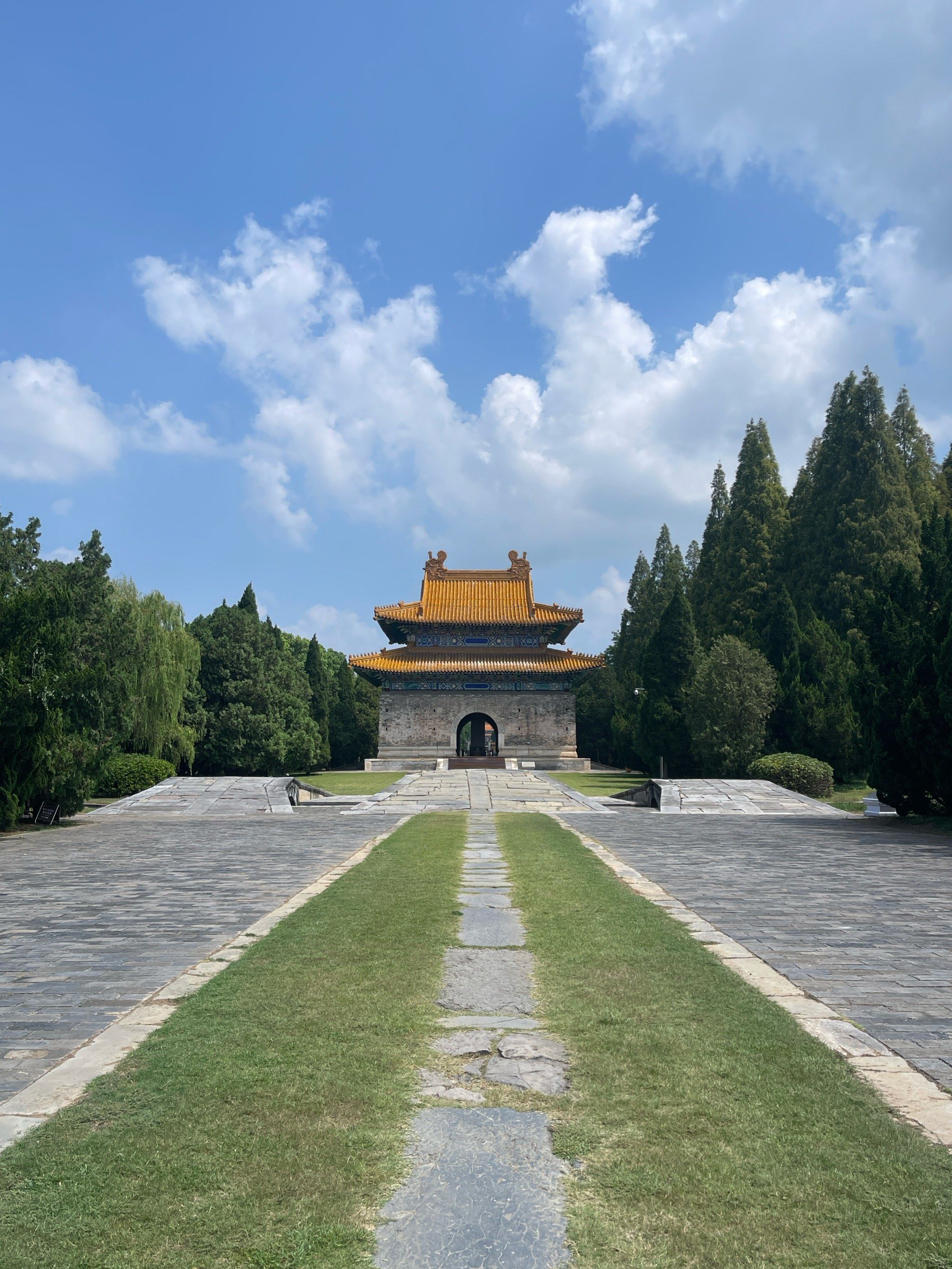 7215景点玩法:
明显陵是明世宗嘉靖皇帝的父亲恭睿献皇帝朱祐杬