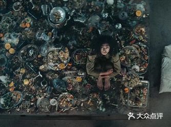 一部隐喻颇多的反映超现实题材影片，狭隘的空间里用这看