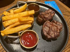 烤架上的安格斯牛里脊和薯条-IL TEATRO 精品意大利餐厅