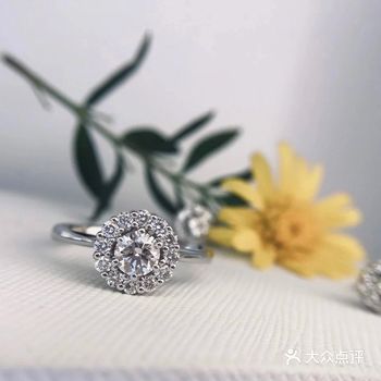 听身边朋友推荐，说I Do的钻戒，款式精致