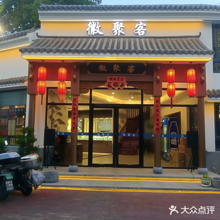 一百块就能吃到原价两百多的菜,四菜一果盘,两也足足的