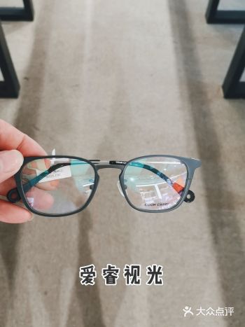 对于眼镜店总有种刻板的印象,一是装修  二是价格