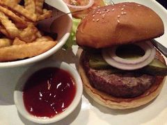 牛肉汉堡，好厚的牛肉啊!-小主人西餐厅 master table(青年中路店)