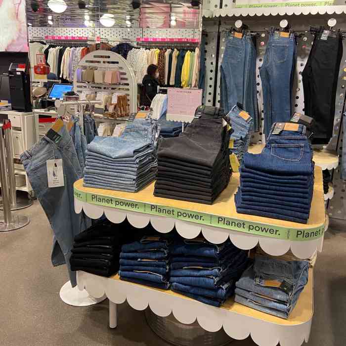 monki(西单大悦城店)-"感觉都是大码衣服,本想转转给麻麻买一件,.