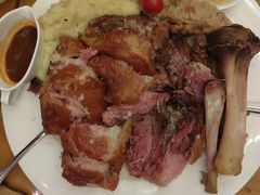 烤猪肘配酸菜土豆泥-兰特伯爵西餐厅·啤酒屋(方庄店)