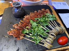 -何师烧烤·小龙虾·江湖川菜·精酿啤酒(成温店)