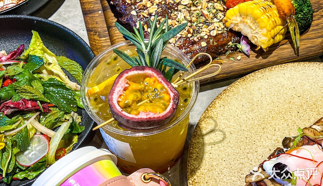 卷！！现在餐厅居然会把整片沙滩🏖️搬进店里 