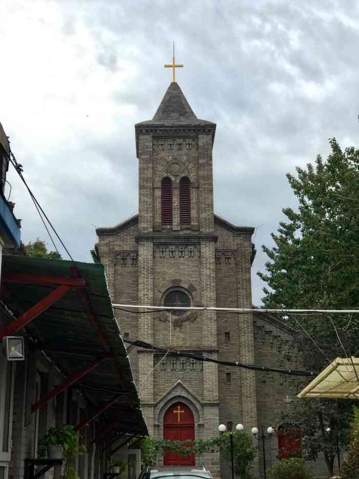 打分 东城的一条小胡同里有一座天主教堂.离法华寺的距离不到一公里.