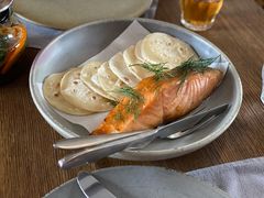 烟熏三文鱼配烤饺子皮和芥末籽酱-BOR Eatery(安福路店)