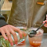 小坐一会儿～喝一杯蔓越莓蜜桃汽泡水